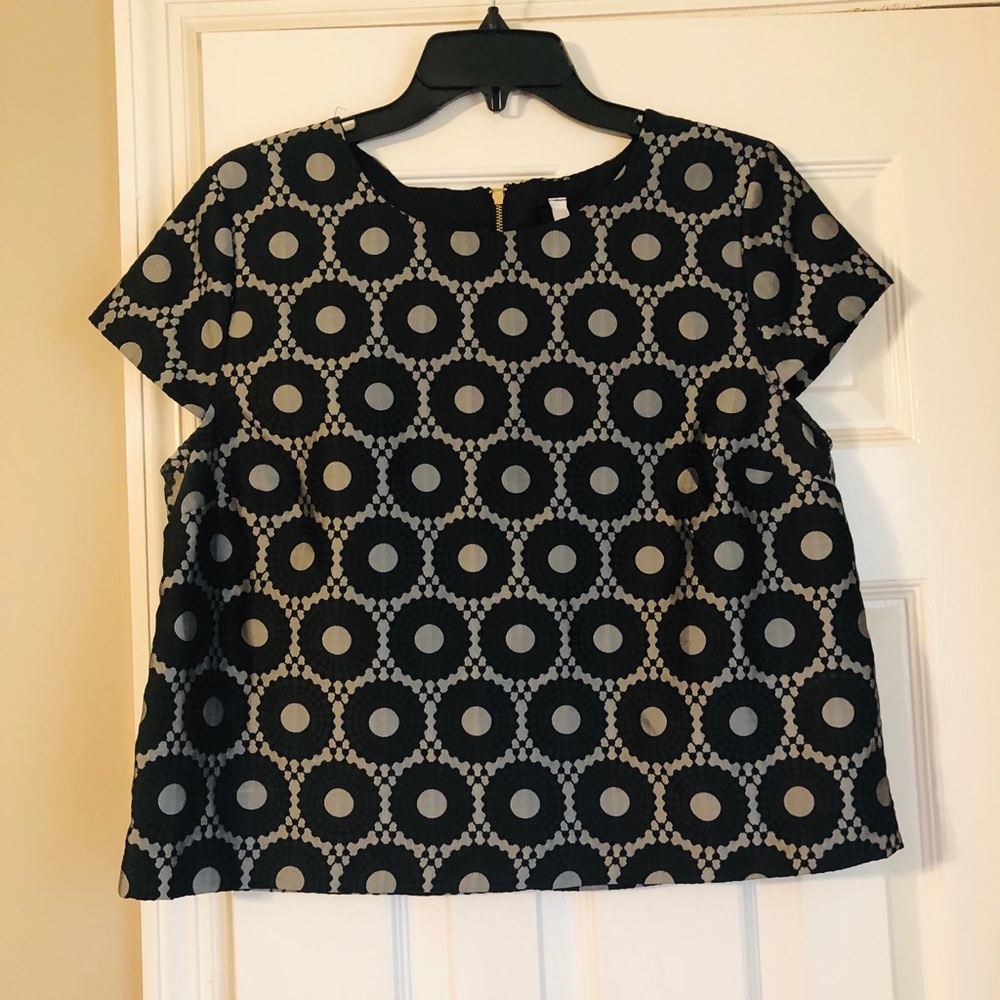 Kensie Brocade Top NWOT Black & Silver Geometric Adorable & Super Flattering! - Picture 2 of 8